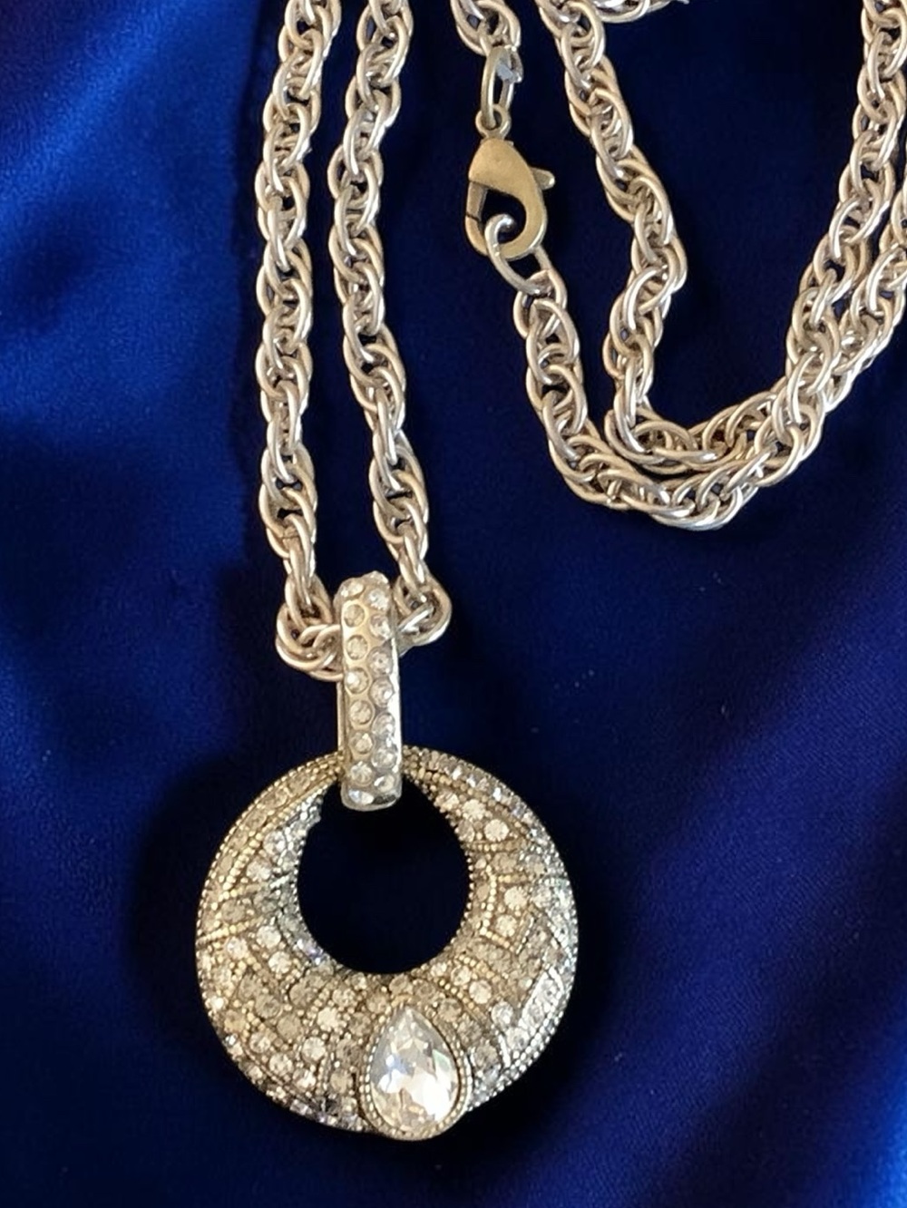 Heidi Daus Swarovski Pave Crystal Circle Pendant Necklace. Statement piece